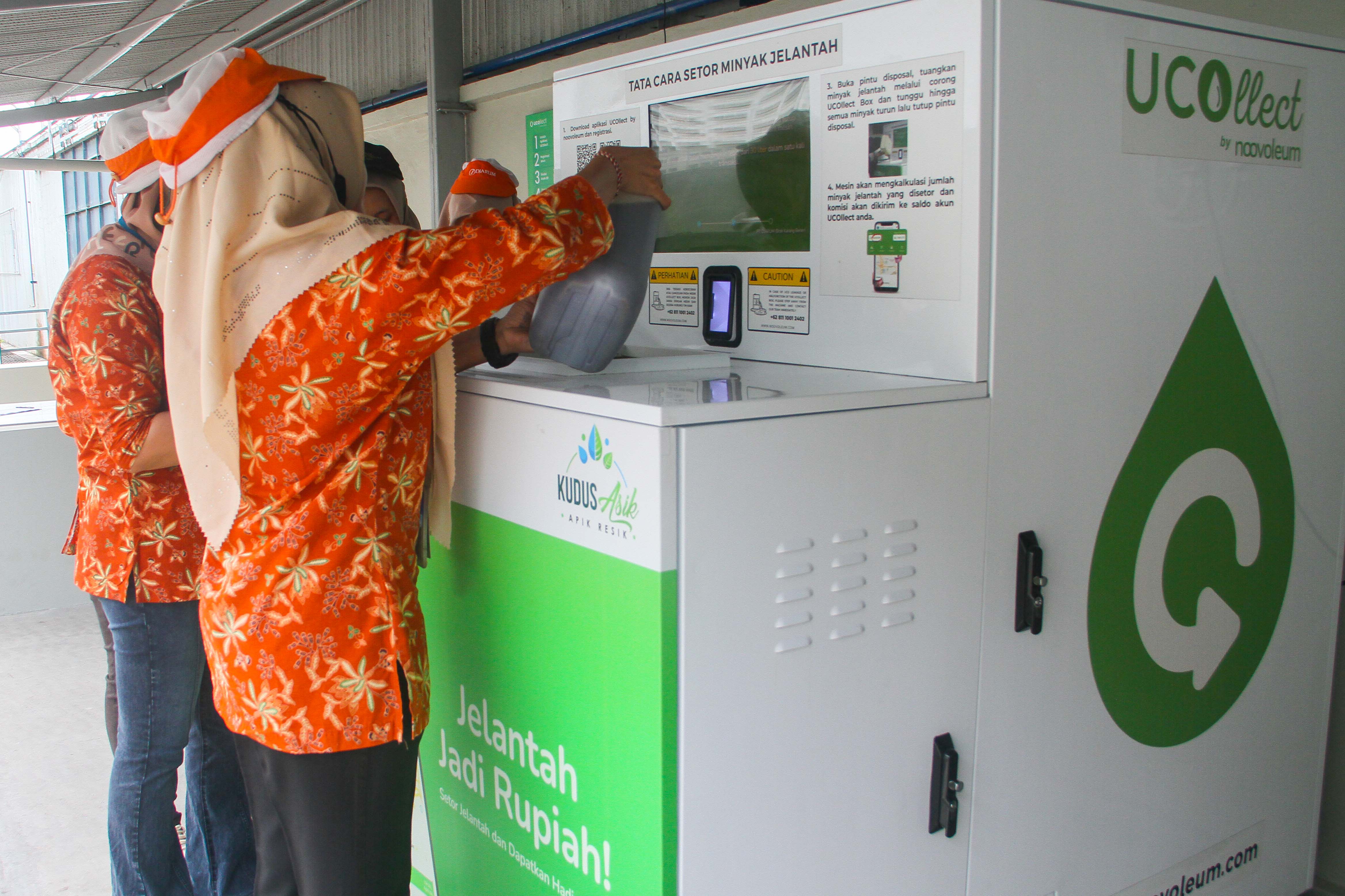 LEBIH BERMANFAAT: Buruh rokok menuangkan minyak jelantah ke dalam mesin Ucollect untuk ditukarkan menjadi uang dan diolah menjadi bio avtur.