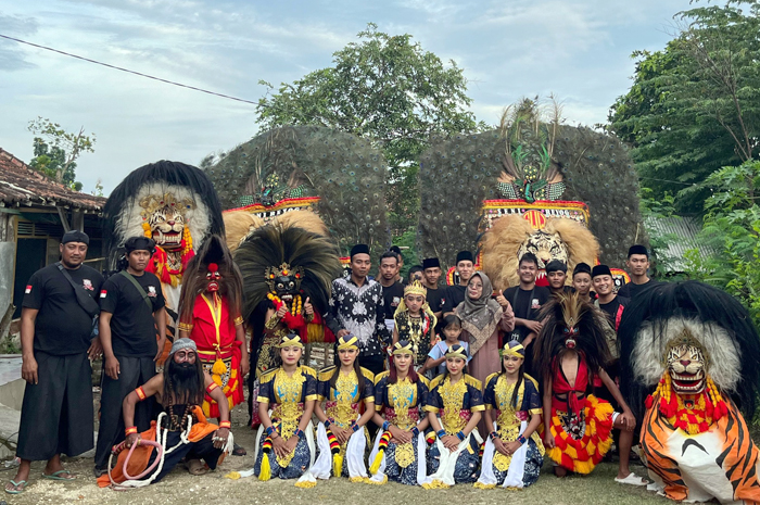 LESTARIKAN BUDAYA: PT Semen Gresik mendampingi kelompok Seni Singo Wahyu Budoyo di Desa Pasucen, Kecamatan Guneng, Rembang.
