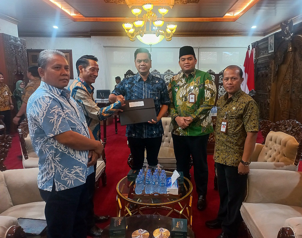 MENGERUCUT: Assesor SDM Aparatur Ahli Utama BKD Provinsi Jawa Tengah, Wisnu Zaroh serahkan hasil akhir seleksi terbuka JPTP kepada Bupati Jepara Witiarso Utomo Kamis (3/7).