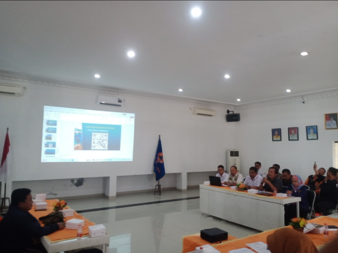 DISKUSI: BPBD Kudus menggelar rapat koordinasi yang dihadiri Perhutani, BKSDA, perangkat desa, hingga pengelola basecamp pendakian di Aula BPBD, kemarin. (ANDIKA TRISNA SAPUTRA/RADAR KUDUS)