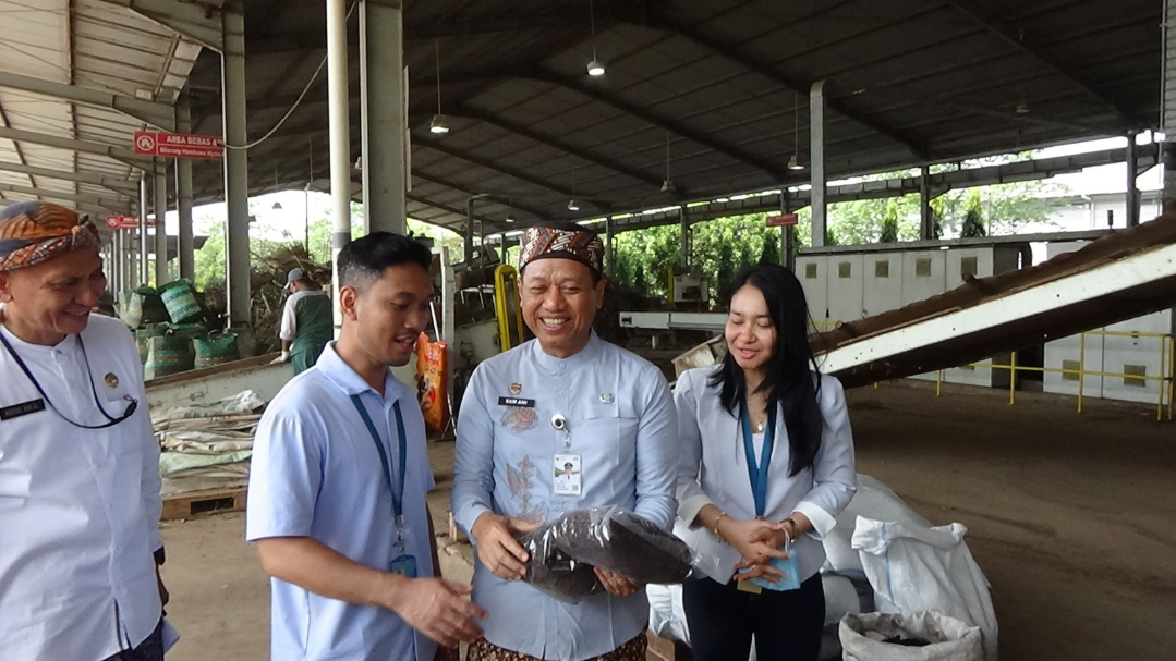 HASIL OLAHAN: Bupati Kudus bersama Kadin PKPLH dan pihak PT Djarum Fondation melihat pupuk humisoil, hasil olahan dari sampah organik di Oasis PT Djarum, hari ini. (ANDIKA TRISNA SAPUTRA/RADAR KUDUS)