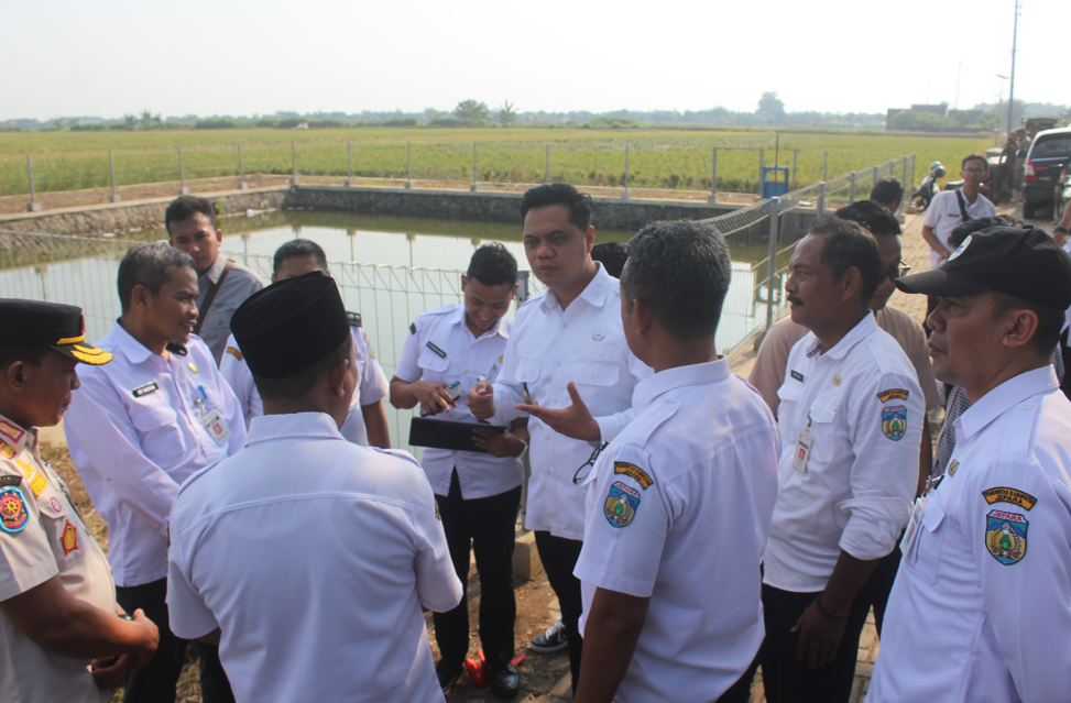 POTENSIAL: Bupati Jepara Witiarso Utomo meninjau lokasi Embung Desa Ngeling, embung ini perlu dikelola secara maksimal untuk mendukung produktivitas pertanian.