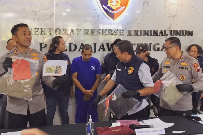Tersangka Arifin memakai baju tahanan saat dihadirkan rilis di Mapolda Jateng