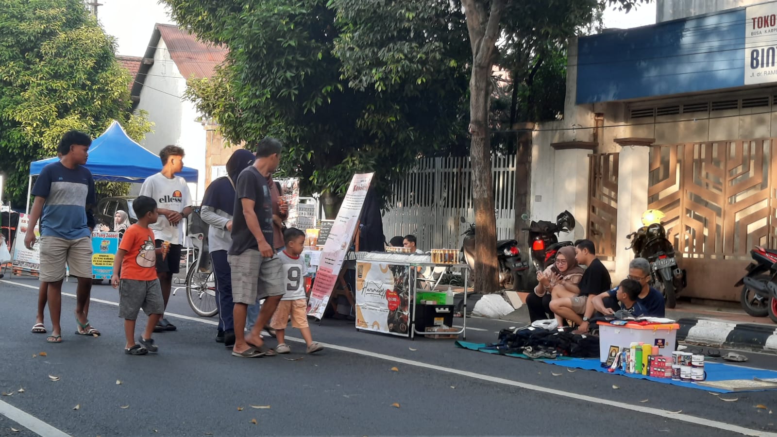 JALAN-JALAN PAGI: Pengunjung CFD Kudus menikmati jalan pagi dan pedagang menawarkan dagangannya.
