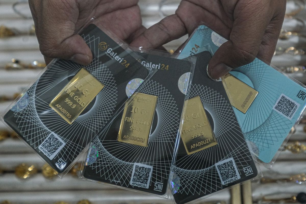 Pramuniaga menunjukkan emas jenis Galeri 24 yang dijual di kantor cabang Pegadaian. (DOK ISTIMEWA)