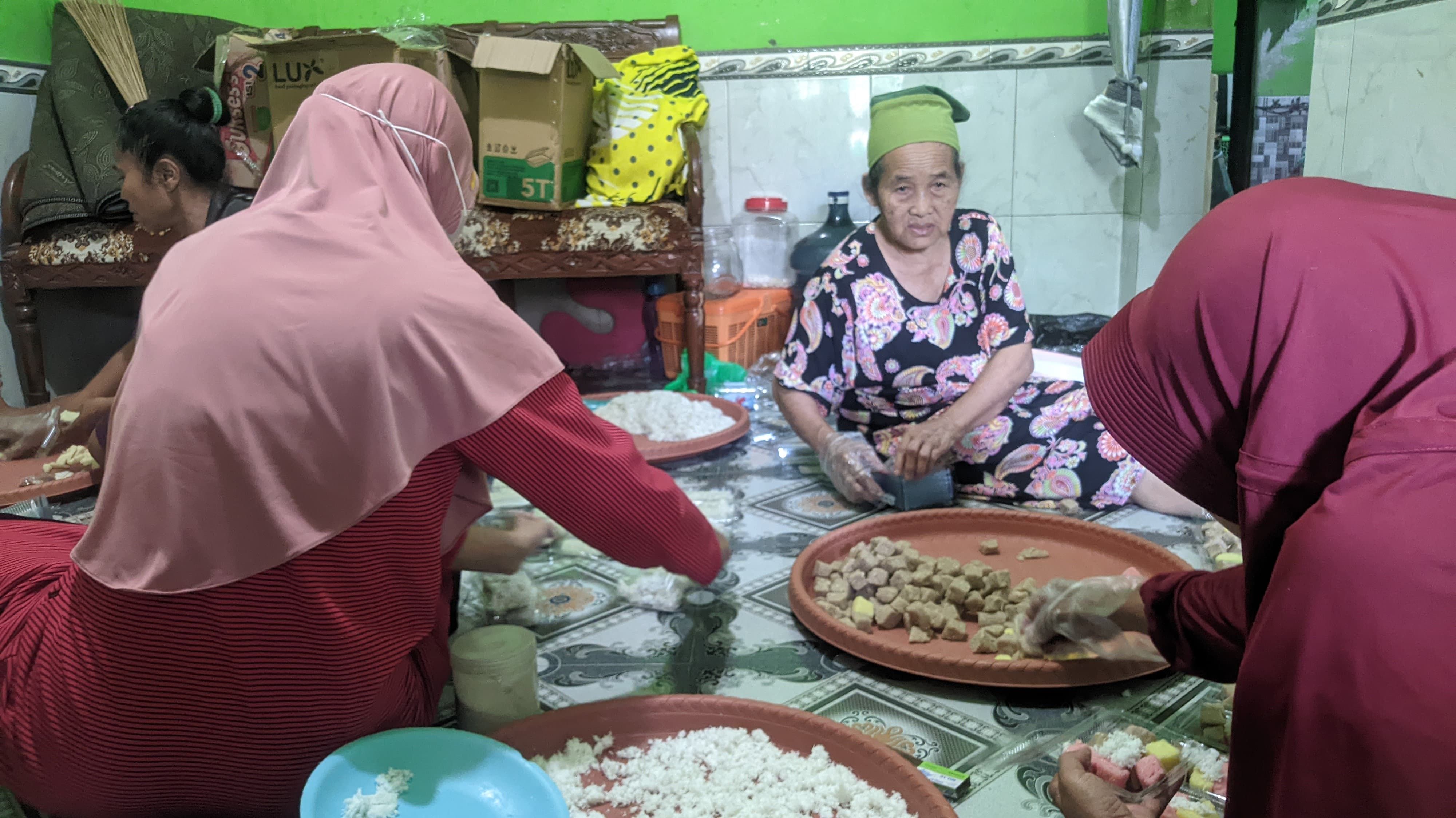 karyawan ibu susi yang sedang mempacking getuk untuk dijajakan keliling. (Andre Setiawan/RADAR KUDUS)