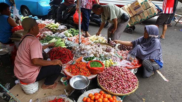 penjual bawang dan cabai dengan pembeli