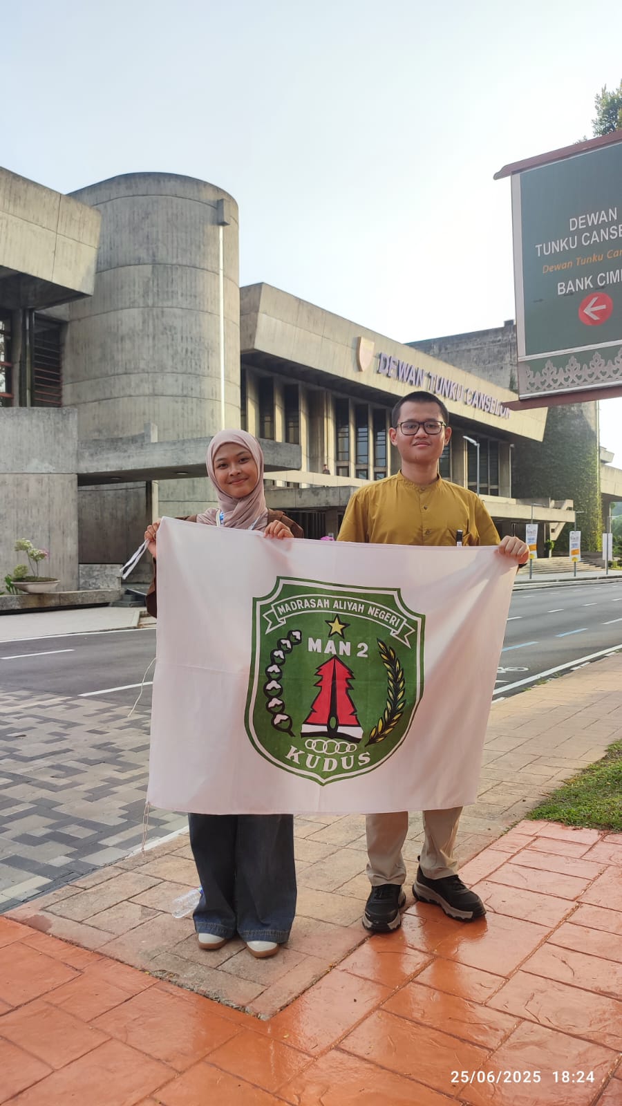 Dua siswa MAN 2 Kudus, Nadine Hardina Fara (kelas XI-5) dan Sultan Danish Chrisetya Putra (kelas XI-7), kembali menorehkan prestasi gemilang dalam kancah internasional.