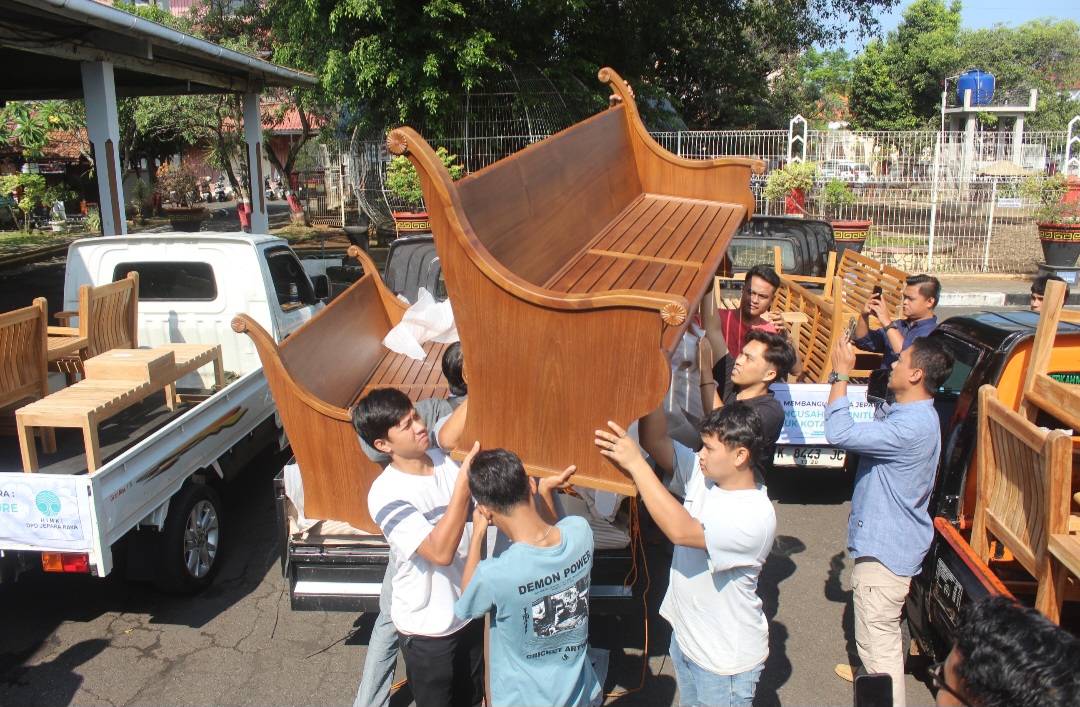 BERKONTRIBUSI: HIMKI Jepara hibahkan produk untuk area pedestrian Jepara Jumat (4/7).