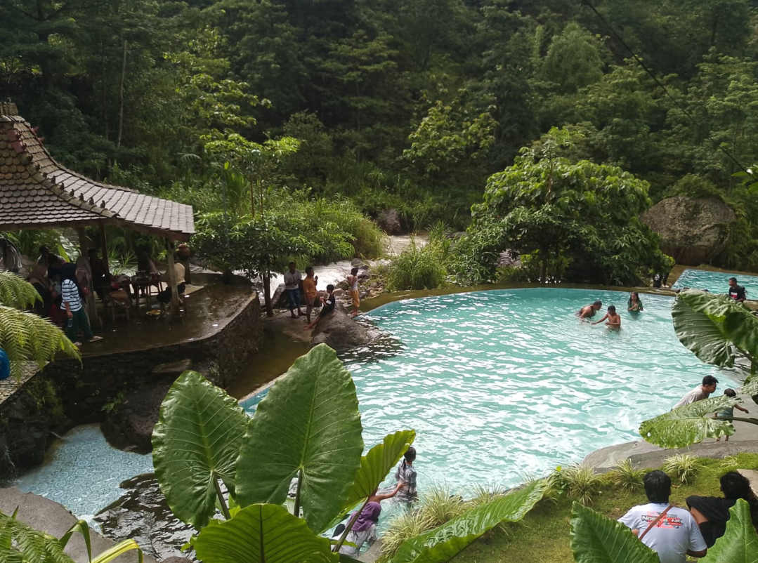 MENIKMATI: Sejumlah pengunjung di wisata Lenk Dopang di Rahtawu sedang menikmati liburan dengan bermain air. (ANDIKA TRISNA SAPUTRA/RADAR KUDUS)