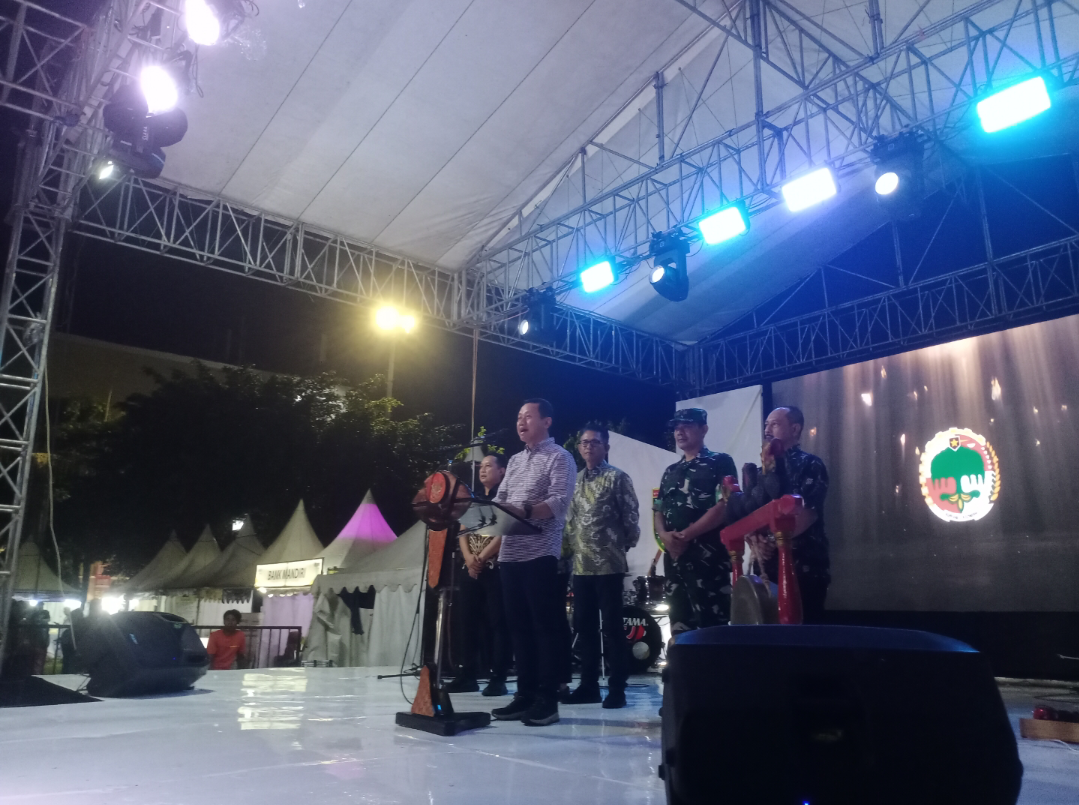 PEMBUKAAN: Bupati Kudus, Sam&rsquo;ani Intakoris sambutan di dalam pembukaan koperasi Expo  UMKM di Alun-alun Simpang Tujuh Kudus, Jumat (4/7). (ANDIKA TRISNA SAPUTRA/RADAR KUDUS)