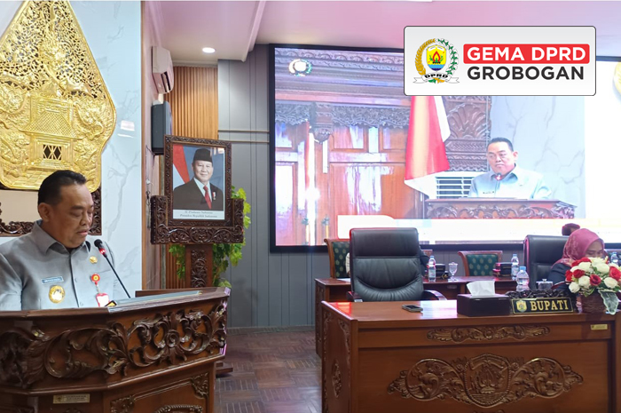 SAMPAIKAN JAWABAN: Bupati Grobogan Setyo Hadi membacakan penjelasana atas Raperda tentang Perubahan Anggaran Pendapatan dan Belanja Daerah (APBD) Tahun Anggaran 2025 serta penyampaian Nota Keuangan.