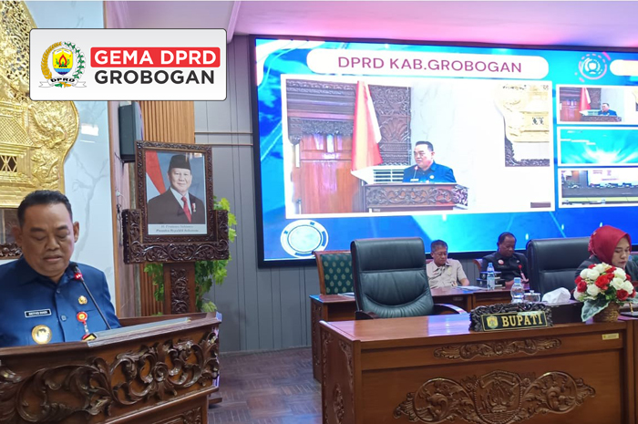BERIKAN PENJELASAN: Bupati Grobogan Setyo Hadi membacakan jawaban atas pemadangan umum dewan terhadap raperda pertanggungjawaban APBD Grobogan 2024 dirapat paripurna ke 18, Rabu (2/7).