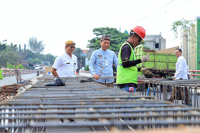 SEGERA DIRESMIKAN: Bupati Kudus Sam&rsquo;ani Intakoris meninjau pekerjaan Jembatan Karangsambung.