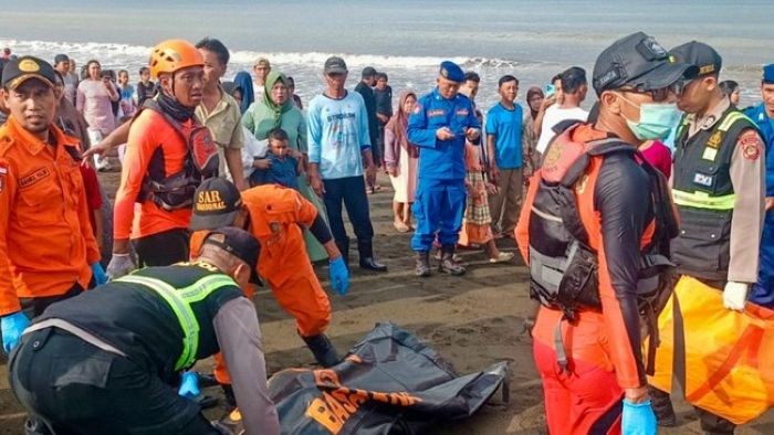 Evakuasi KMP Tunu Pratama Wijaya tenggelam di Selat Bali.