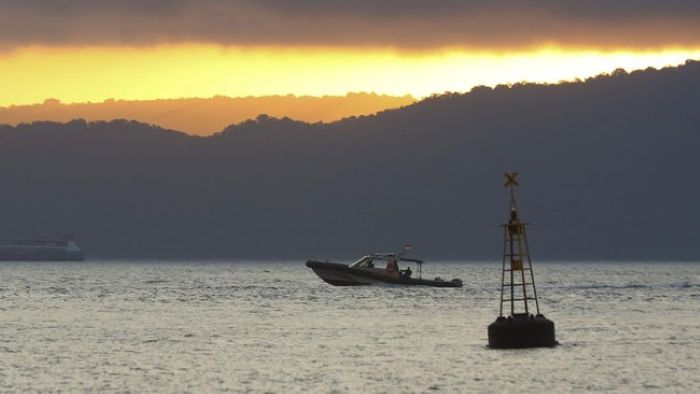 Kapal Patroli TNI AL melakukan pencarian korban tenggelamnya KMP Tunu Pratama Jaya di Selat Bali, Banyuwangi, Jawa Timur, Kamis (3/7/2025).