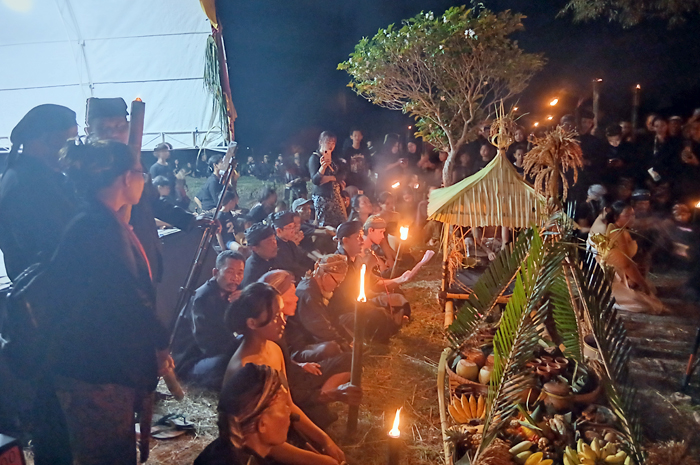 NGURI-URI BUDAYA: Para Sedulur Sikep berkumpul di pundes tokoh Sedulur Sikep Samin Surosentiko pada prosesi kirab cemani kemarin malam.
