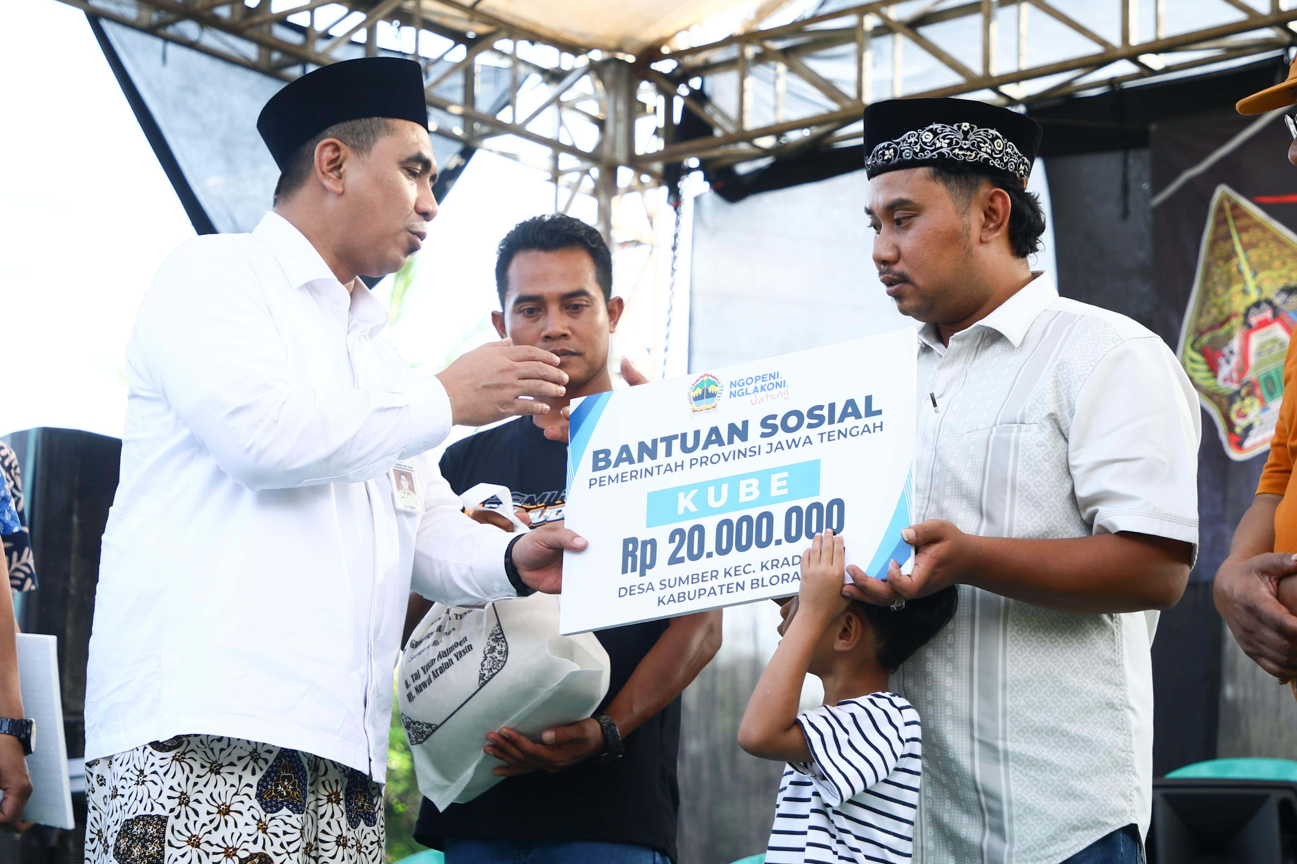 Wakil Gubernur Jateng Gus Yasin memberkan bantuan kepada salah satu Kube.