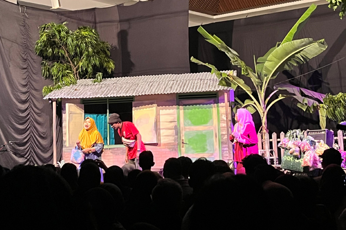 PERTUNJUKAN: Performance kelompok teater guru saat main teater di auditorium UMK kemarin.