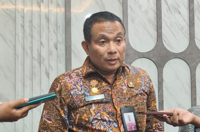 DIJELASKAN: Plt Sekda Pati Riyoso klarifikasi dugaan pelanggaran perekrutan Direktur RSUD Soewondo di ruangannya kemarin.