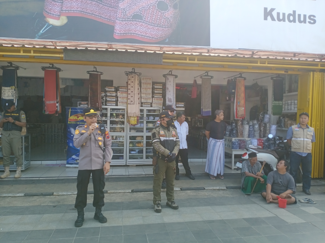 PENERTIBAN: Kapolsek Kota Kudus memberikan aba-aba terkait penertiban PKL di Jalan kawasan Menara Kudus, hari ini. (ANDIKA TRISNA SAPUTRA/RADAR KUDUS)