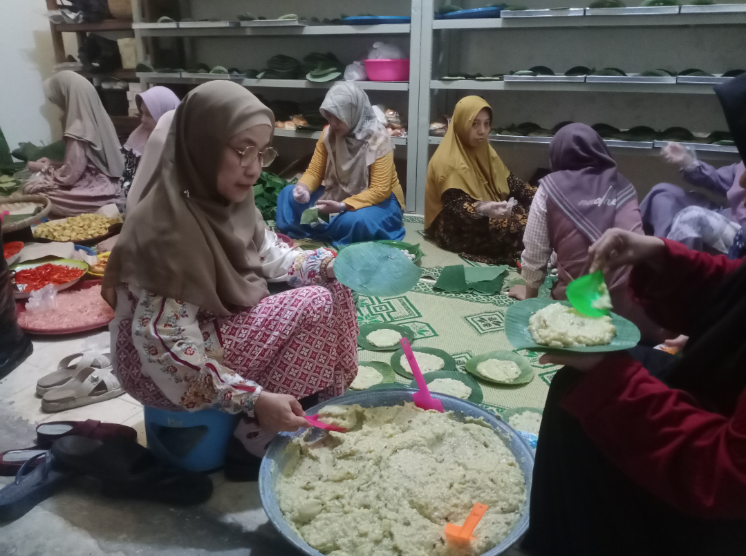 PENYAJIAN: Proses penyajian bubur Asyura oleh sejumlah perewang, yang telah dibagikan hari ini. (ANDIKA TRISNA SAPUTRA/RADAR KUDUS)