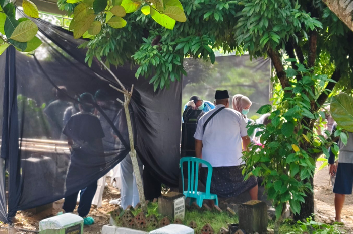 UNGKAP KASUS: Tim gabungan Dokkes Polres Grobogan dan Inafis Polres Grobogan membongkar makam F yang diduga dibunuh ayah tirinya di pemakaman Palembahan, Kelurahan Kalongan, Purwodadi, Grobogan.