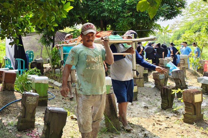 PINDAH MAKAM: Jenazah korban anak F setelah selesai dilakukan pembongkaran dan diotopsi di makam umum Palembahan Kalongan dipindahkan ke makam Desa Depok tempat asal korban.