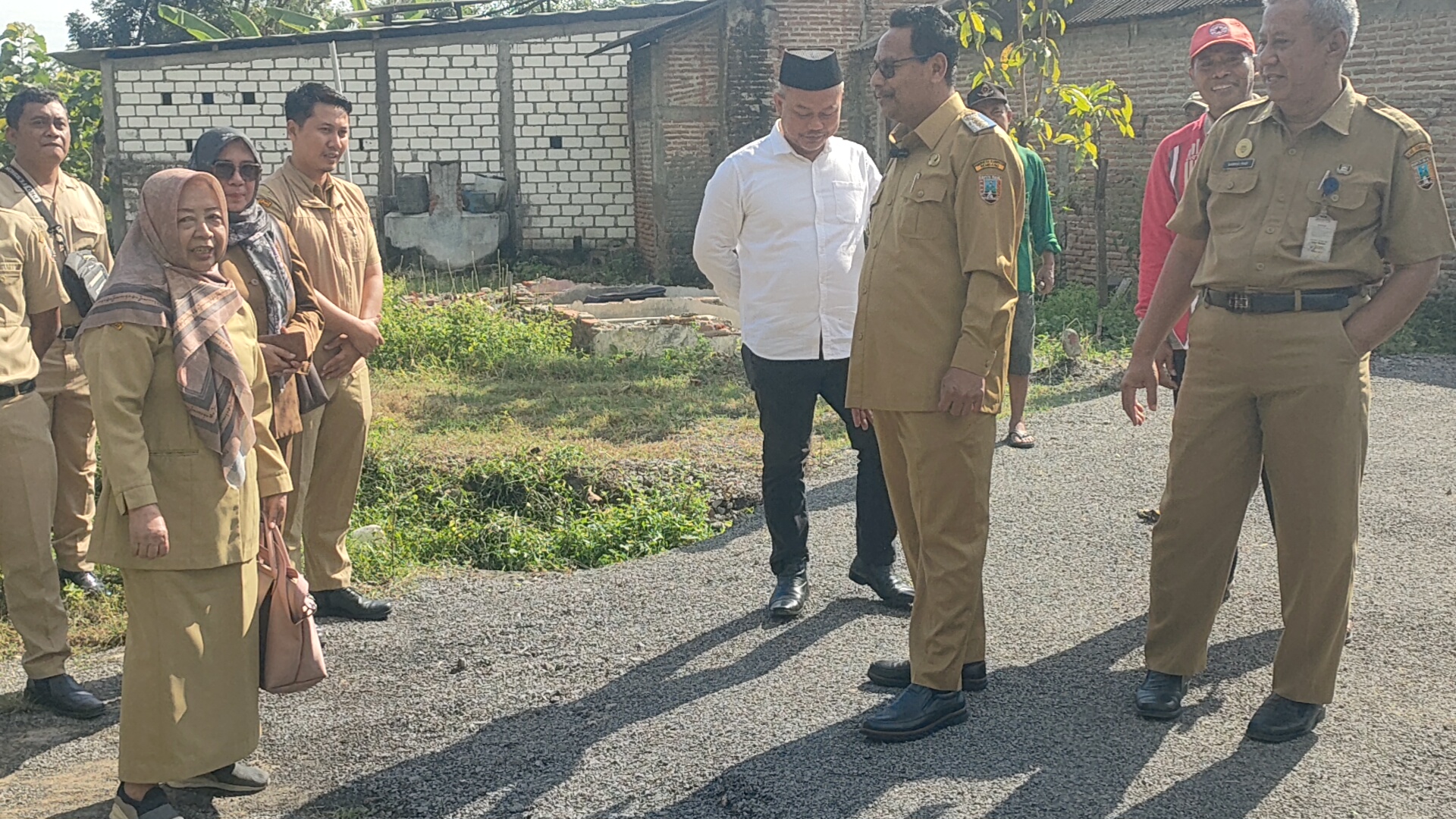 DICEK: Bupati Harno mengecek jalan Waru Slodran-Magersari usai dilakukan perawatan DPUTARU.