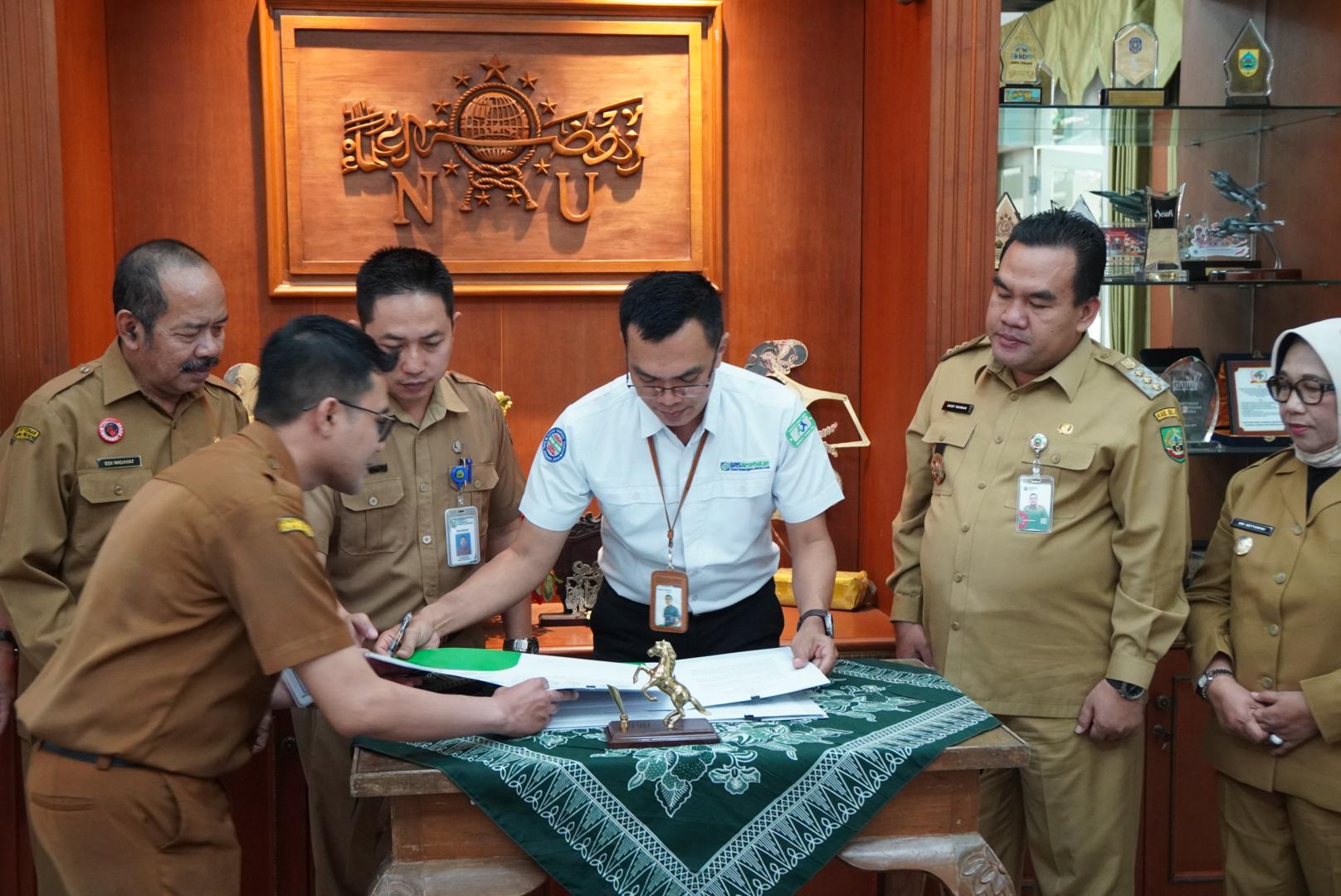 PELAYANAN: Bupati Blora Arief Rohman dan BPJS Cabang Pati menandatangani kerja sama pasien BPJS RSUD Randublatung