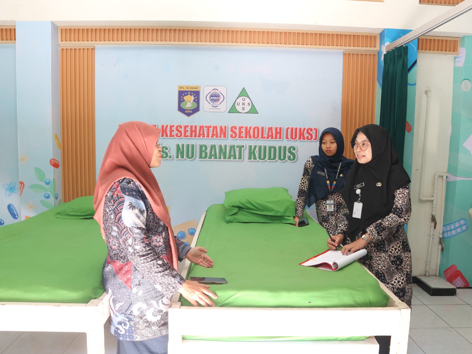 SEKOLAH SEHAT: Tim DKK Kudus melakukan penilaian sekolah sehat di MTs NU Banat Kudus.