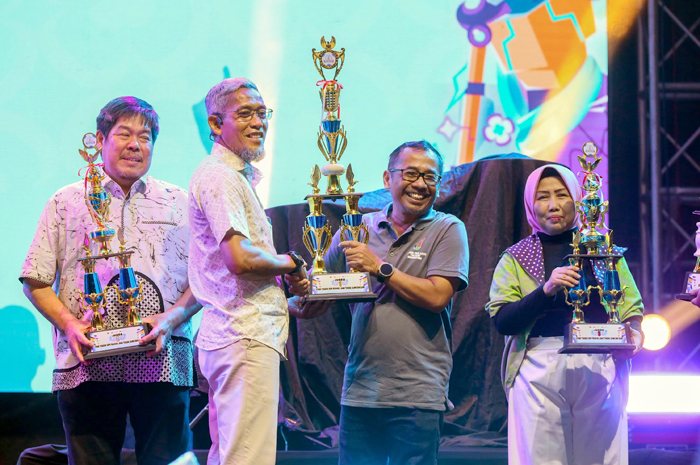 Sekda Provinsi Jateng Sumarno (dua dari kiri) saat menyerahkan sejumlah penghargaan dalam rangkaian closing ceremony Jateng Fair 2025