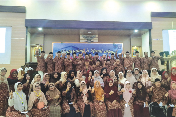 KEBERSAMAAN: Alumni PGAN melakukan sesi foto bersama dilanjutkan dengan mengumandangkan mars PGAN di aula MAN 2 Kudus kemarin.