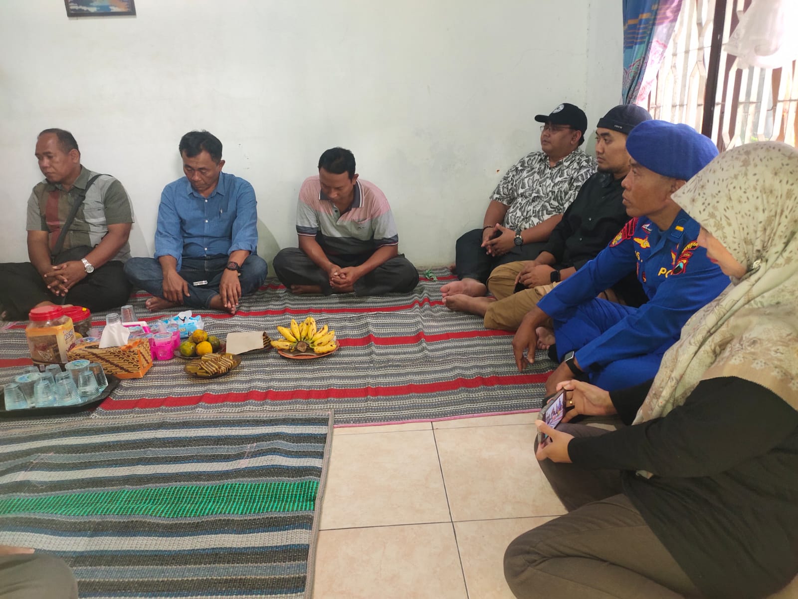 DUDUK BARENG: Kepolisian, pihak kapal bertemu keluarga korban di Kabupaten Tegal belum lama ini.&nbsp;