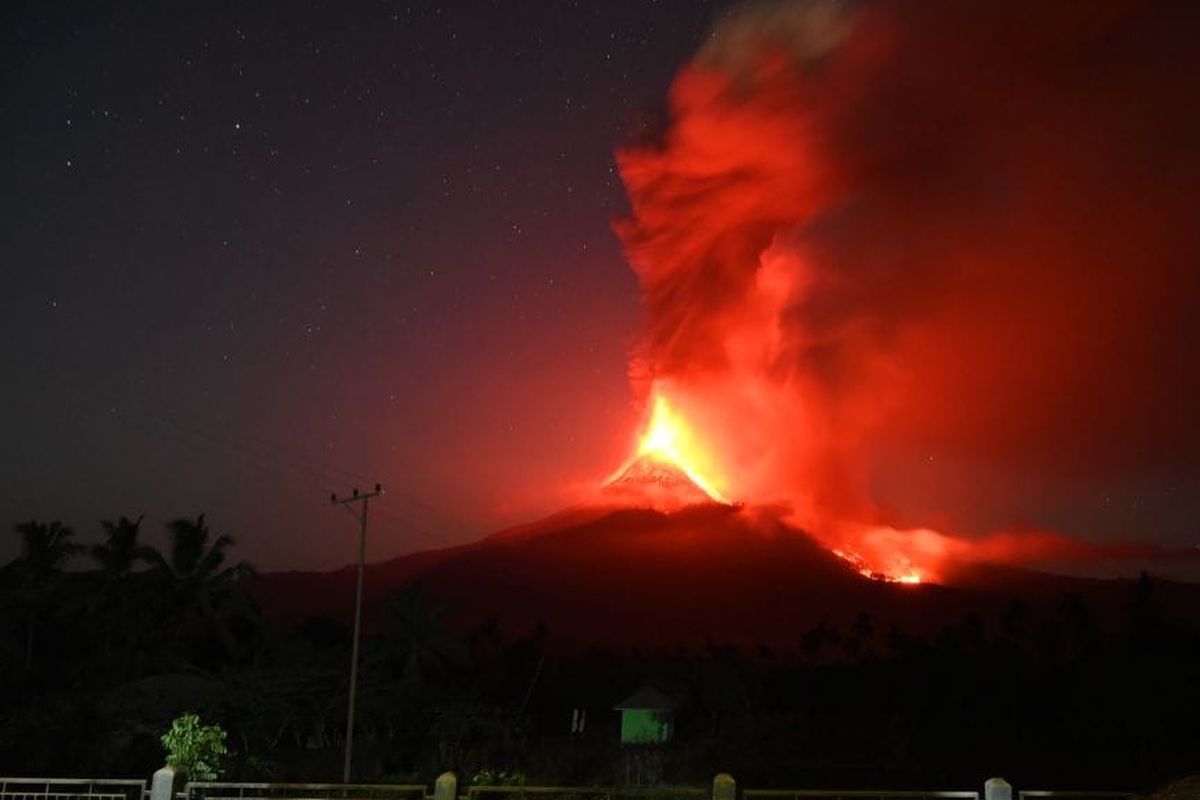 Gunung Lewotobi Laki-Laki di Kabupaten Flores Timur, Nusa Tenggara Timur (NTT) kembali meletus