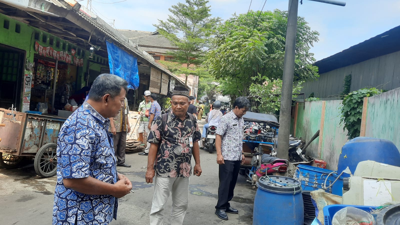 CEK GORONG-GORONG: Dinas Perdagangan Kudus meninjau gorong-gorong yang mampet di Pasar Jember Kudus.