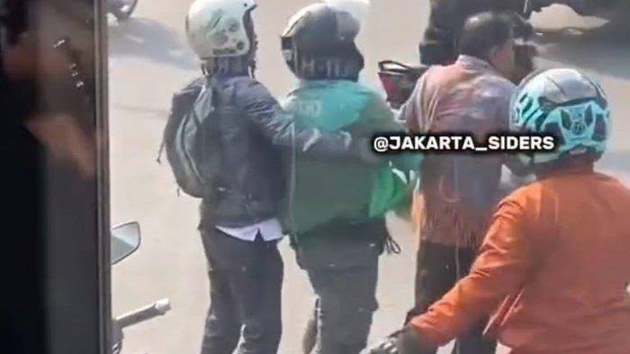 Sopir transjakarta di aniaya ojol