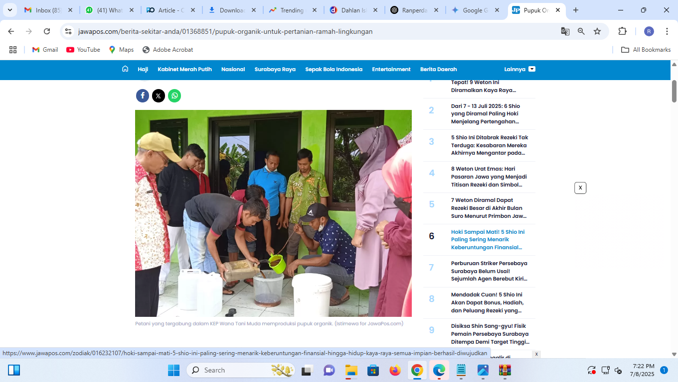 Ilustrasi: Petani muda memproduksi pupuk organik. (Jawa Pos)