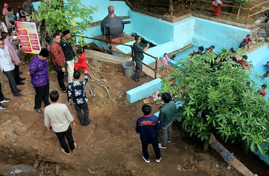 POTENSIAL: Bupati, Wabup Jepara beserta forkopimda meninjau lokasi Sendang Kali Ngetuk Desa Banjar Agung Kecamatan Bangsri usai Ngantor di Desa Selasa (8/7).