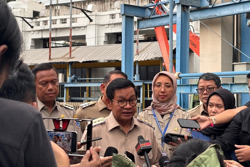 Gubernur DKI Jakarta Pramono Anung saat apel siaga banjir di Rawajati, Jakarta Selatan, Selasa (8/6).