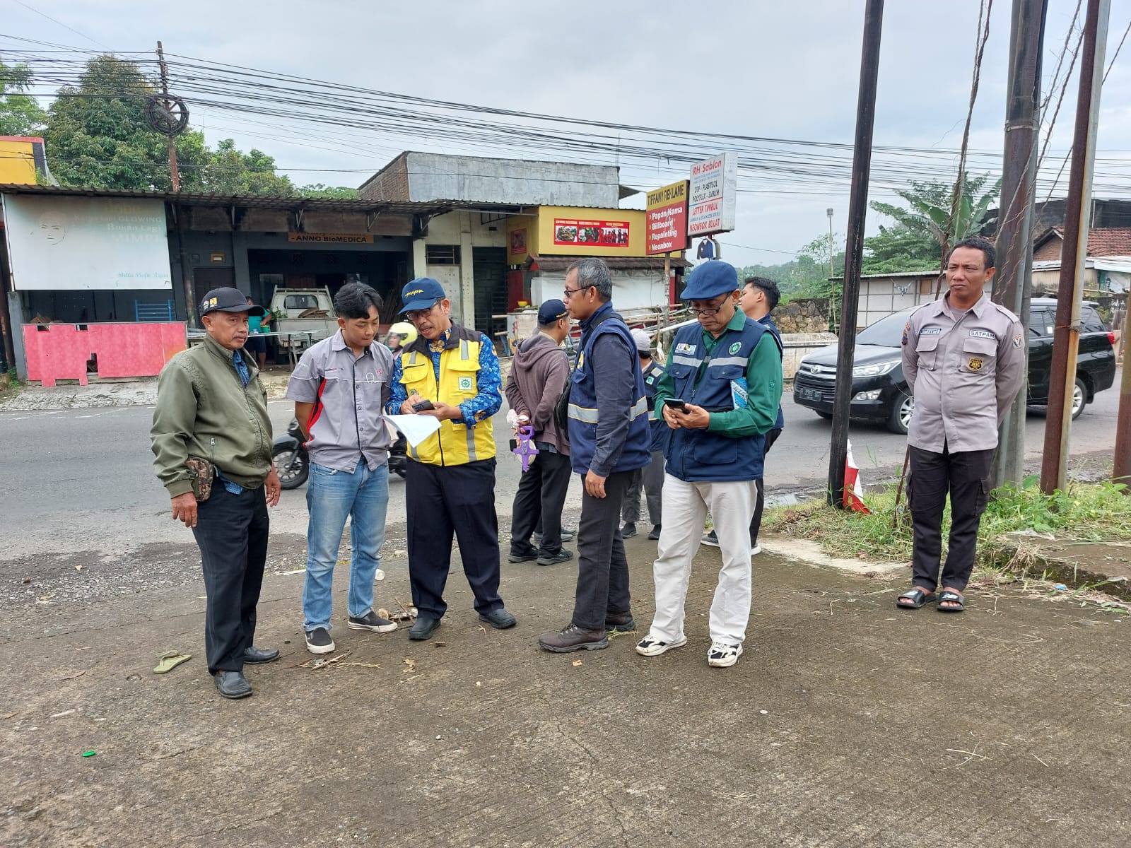 TINJAU: BPJ Jekuti melakukan peninjauan di area jembatan Desa Sengon Bugel Kecamatan Mayong.