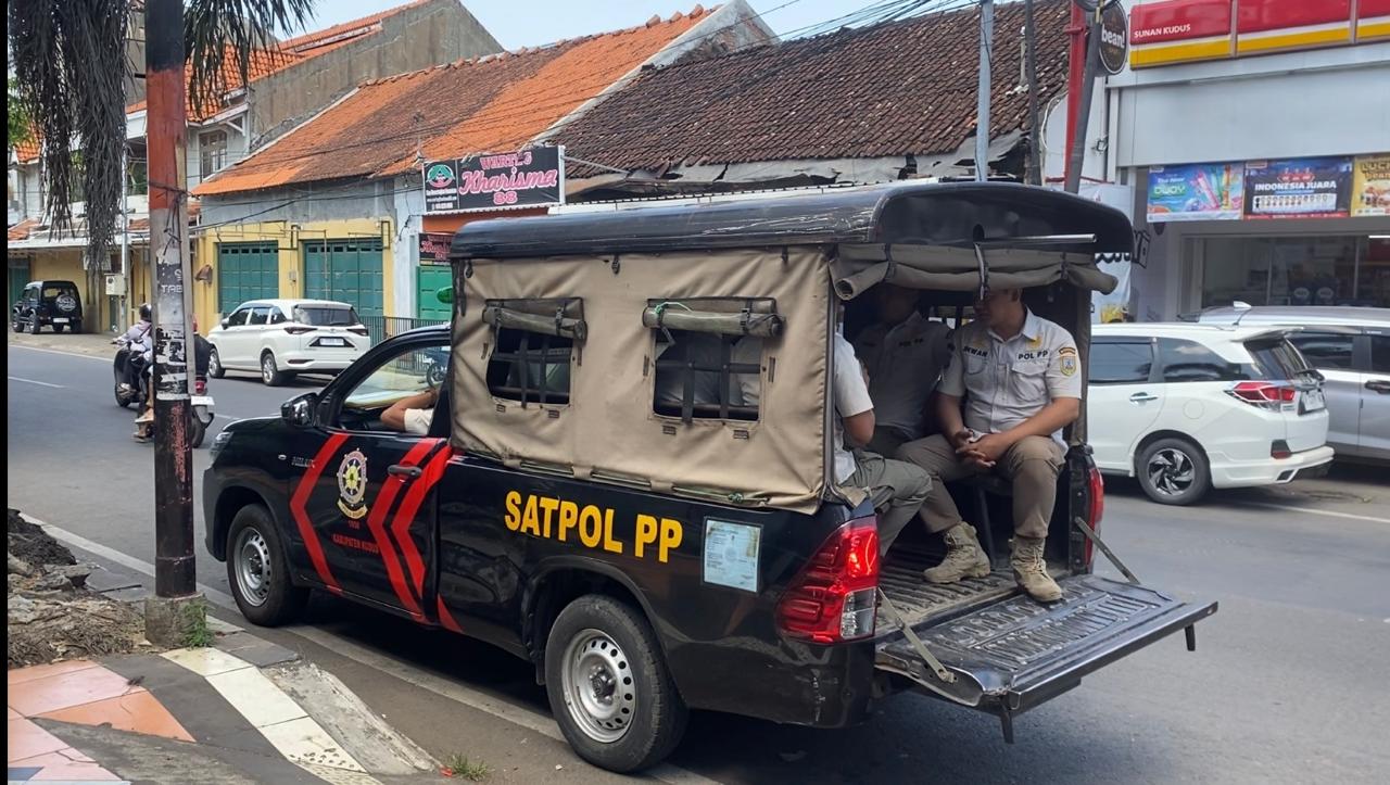 BERSIHKAN: Satpol PP Kudus melakukan penertiban terkait PGOT fokus di wisata religi, kemarin. (ANDIKA TRISNA SAPUTRA/RADAR KUDUS)