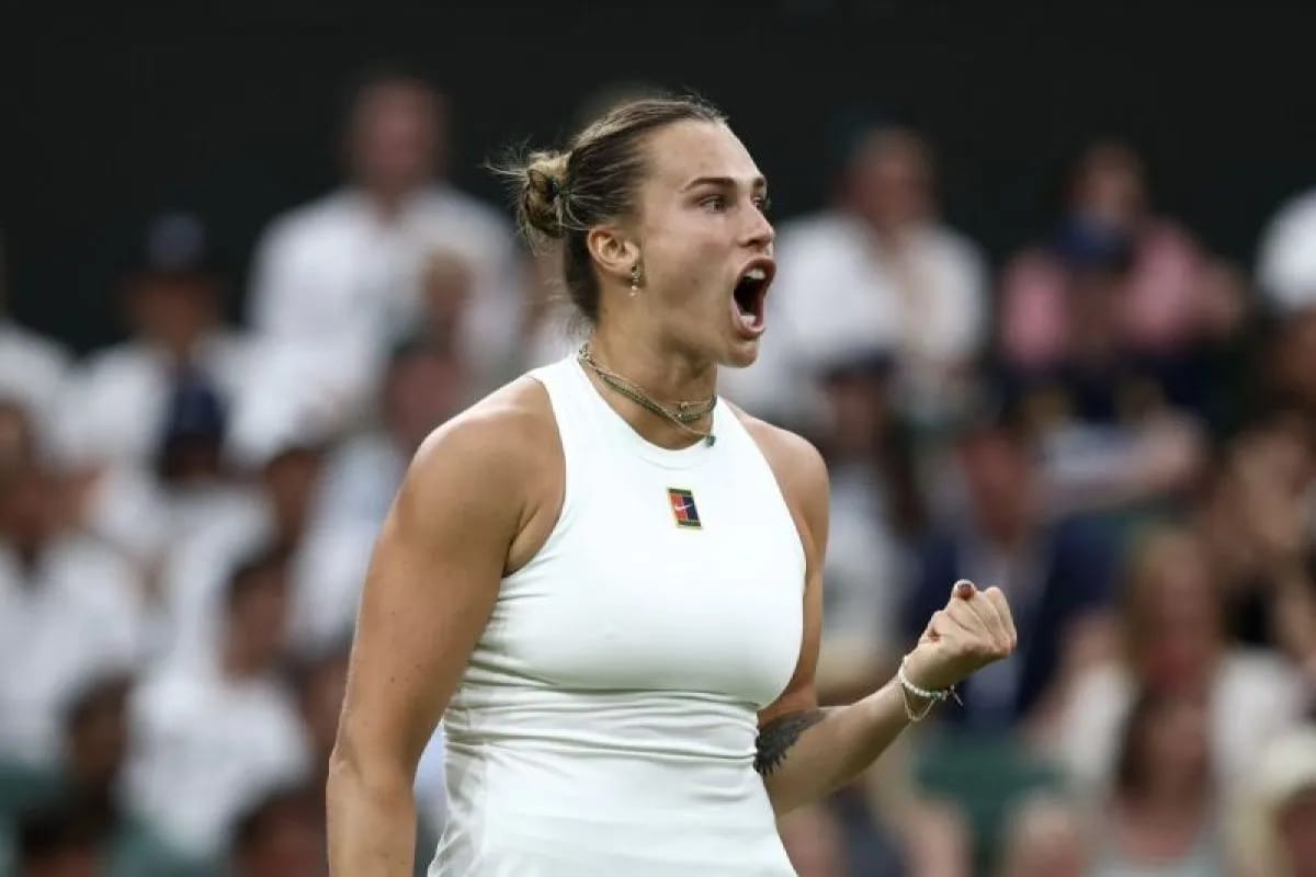 Aryna Sabalenka bereaksi dalam pertandingan babak ketiga melawan petenis Inggris di London pada Jum