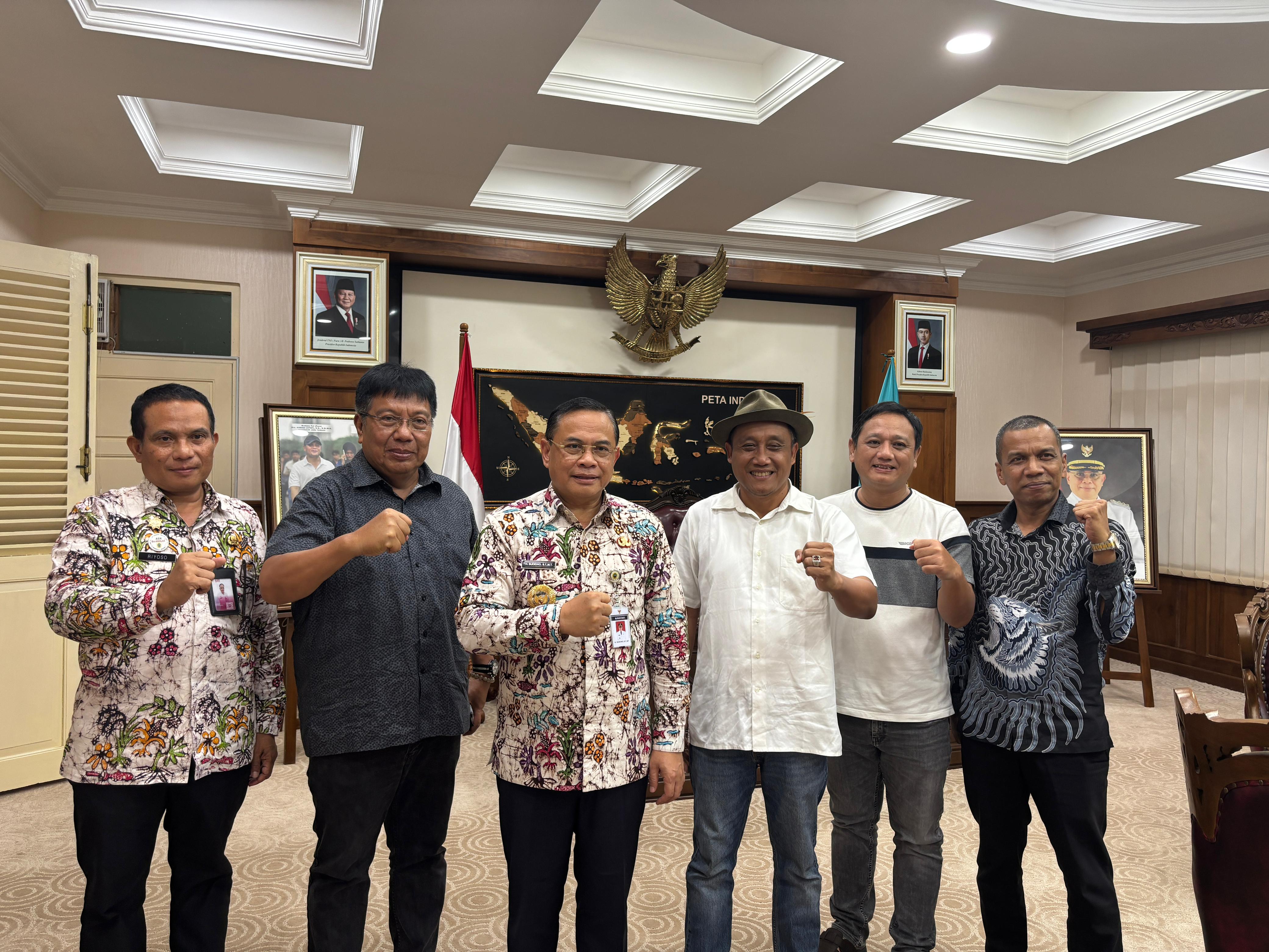 ERA BARU : Bupati Pati Sudewo didampingi Saiful Arifin dan Gede Widiade di ruang kerjanya usai menyatakan sepakat pengelolaan Persipa Pati. (DISKOMINFO PATI)