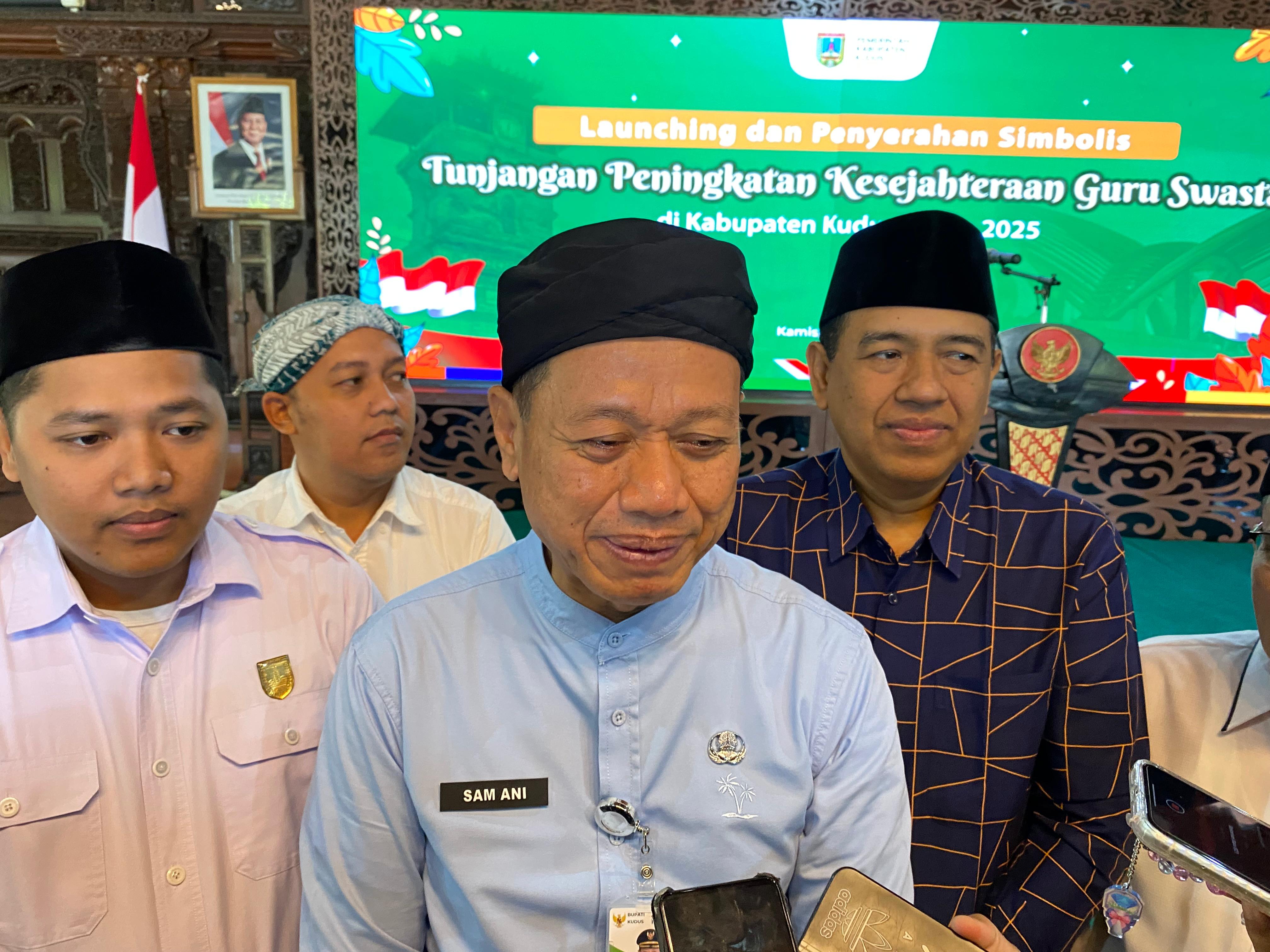 IMBAUAN: Bupati Kudus mengimbau kepada seluruh pimpinan OPD dan ASN di Kudus agar menjaga marwah, usai penyerahan Simbolis Tunjangan HKGS pagi ini. (ANDIKA TRISNA SAPUTRA/RADAR KUDUS)