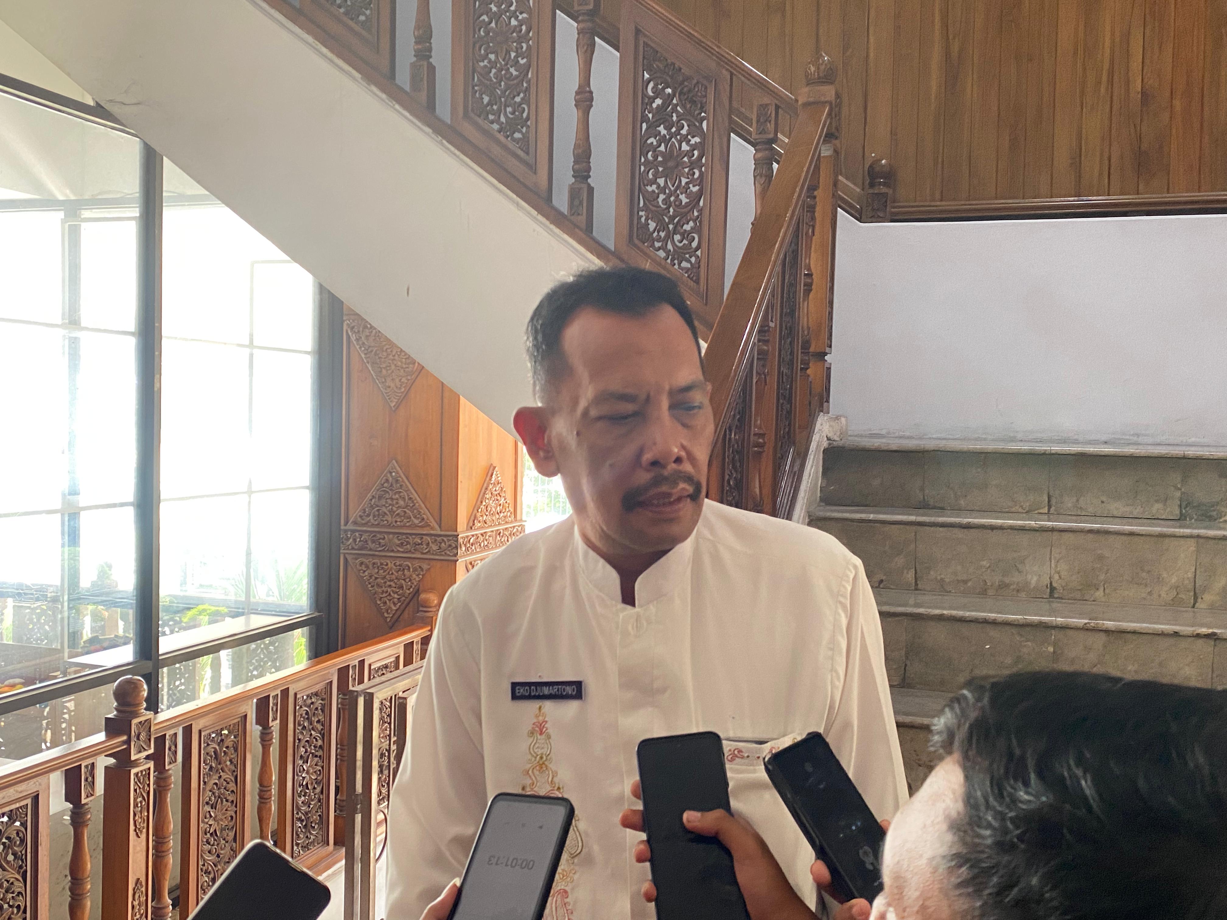 FOTO: Kepala Inspektorat Kudus saat diwawancarai oleh awak media terkait isu oknum pejabat diduga berkelahi di karaoke, sore ini. (INDAH SUSANTI/RADAR KUDUS)