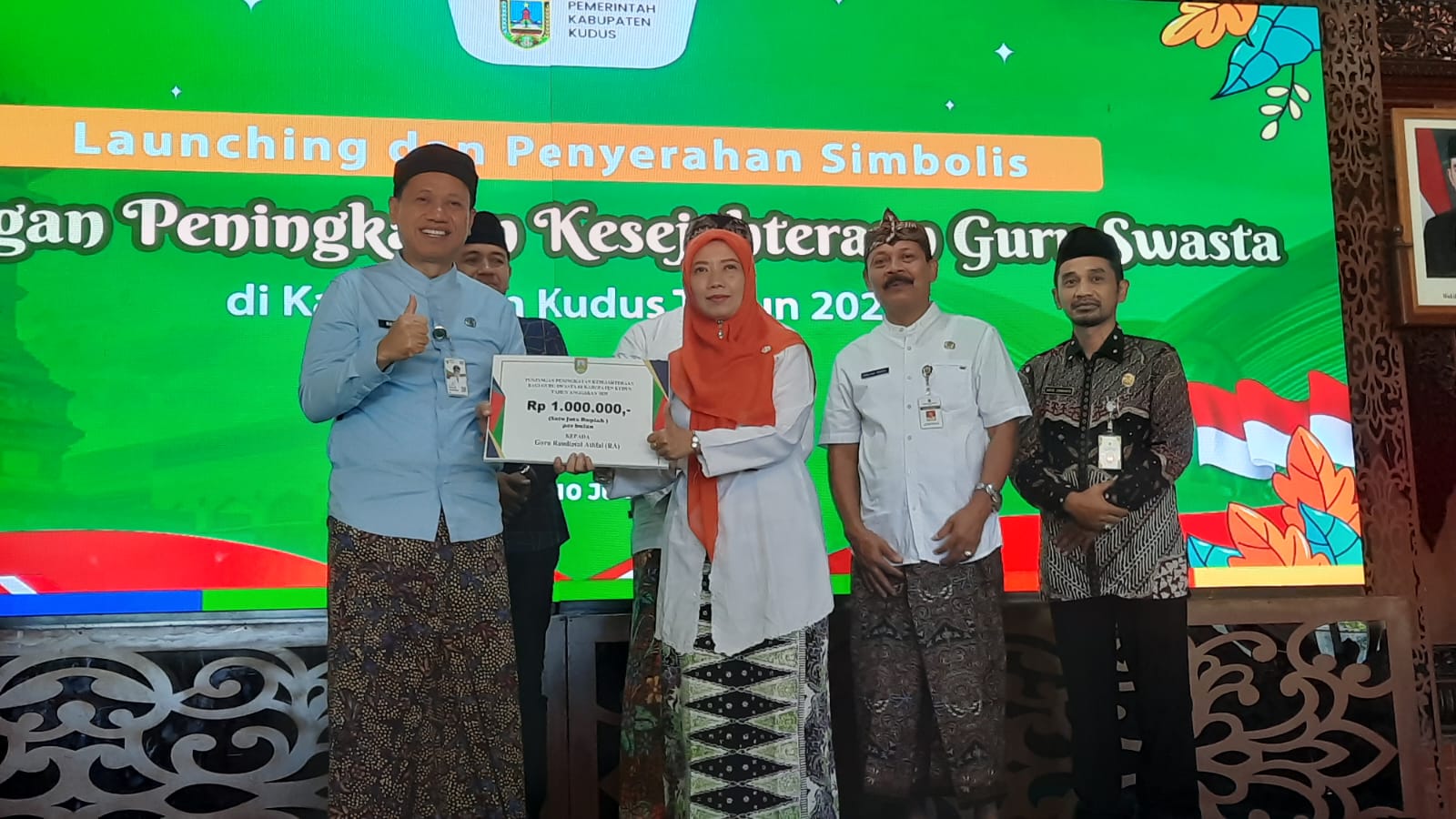 INDAH SUSANTI/RADAR KUDUS SIMBOLIS: Guru swasta menerima simbolis pencairan bantuan HKGS oleh Bupati Kudus Sam^ani Intakoris di Pendapa Kudus