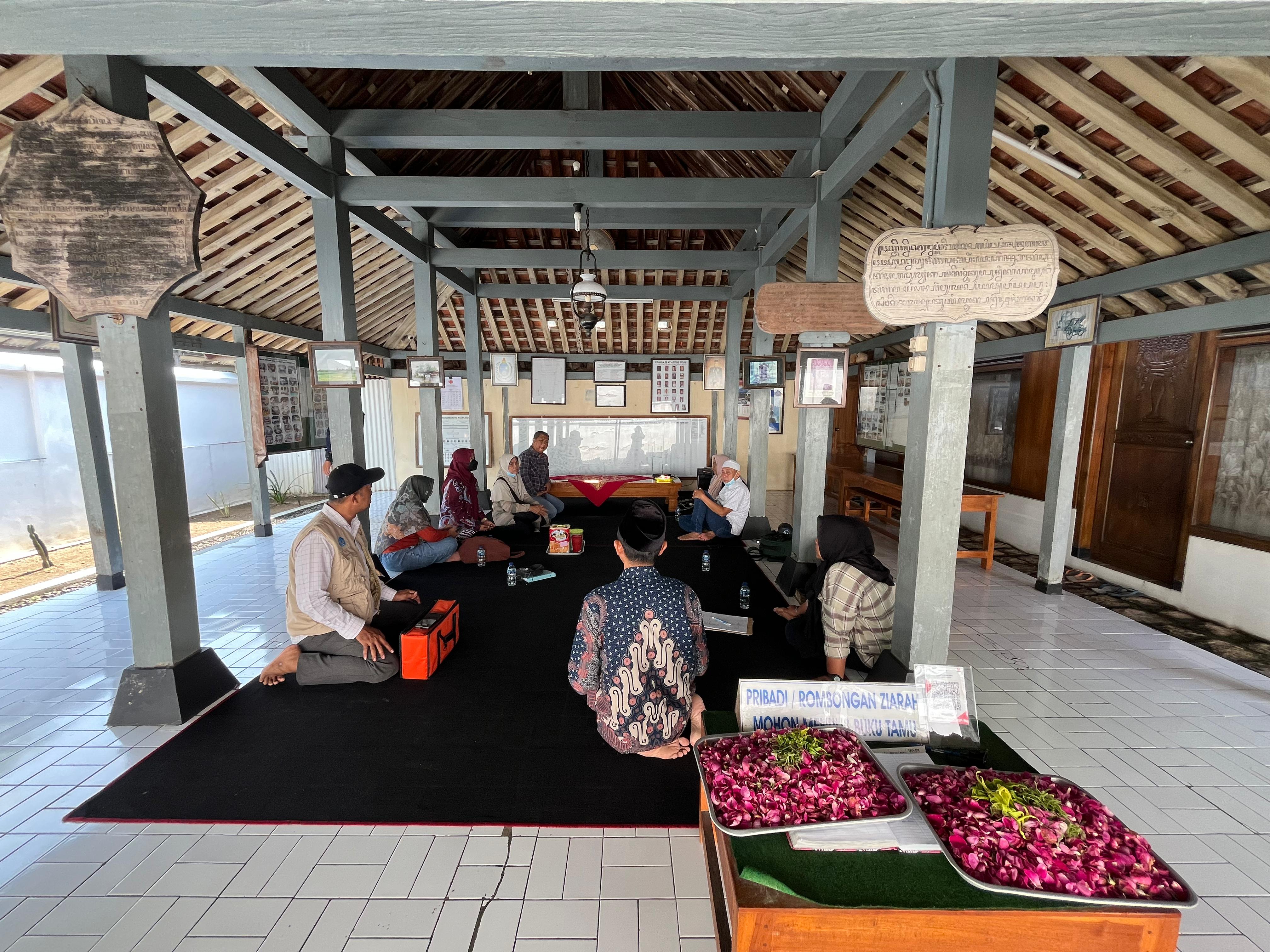 CAGAR BUDAYA: Tim Ahli Cagar Budaya (TACB) saat melakukan pengambilan data objek yang diduga cagar budaya (ODCB) di Kabupaten Grobogan.