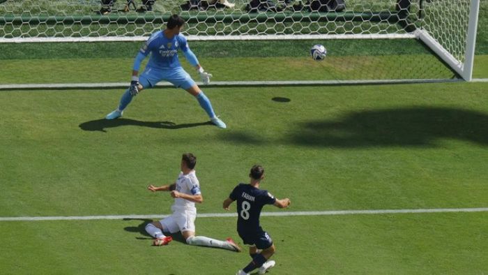 Thibaut Courtois kebobolan empat kali dalam laga lawan PSG.