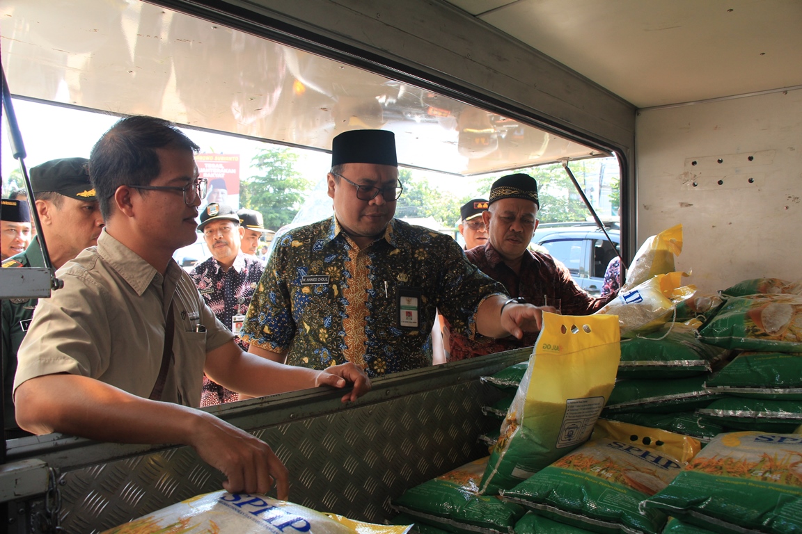 ILUSTRASI DISTRIBUSI SPHP: Gus Wabup Mochamad Hanies Cholil Barro